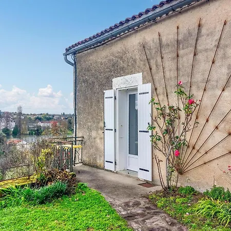 Holiday home 6 Bedroom Beautiful Home In Touvre *